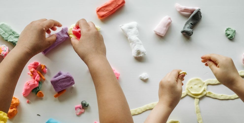 I giochi manuali per bambini per stimolare la loro crescita fisica, cognitiva ed emotiva